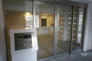 エントランスはオートロック付きです。