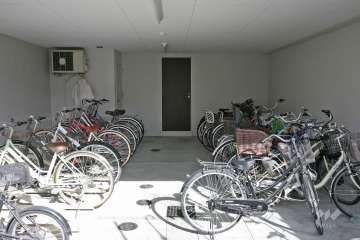 屋内に設けられた駐輪場