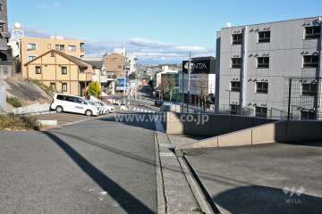 敷地北側の前面道路(南西側から)