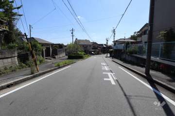 敷地東側の前面道路（北側から）