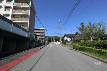 敷地東側の前面道路（南側から）