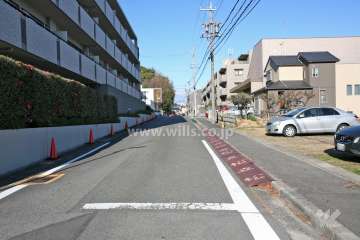 敷地南東側の前面道路（南西側から）