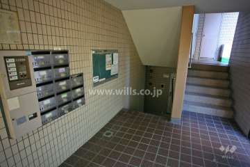 共用ポストと階段