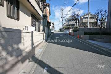 敷地西側の前面道路