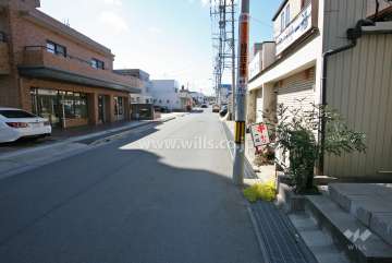 敷地西側の前面道路