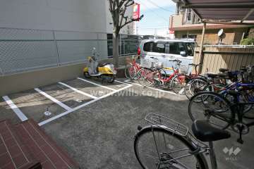 駐輪場とバイク置き場