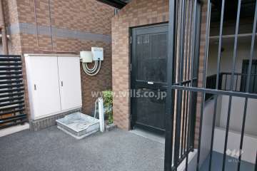 北側の通路と洗い場