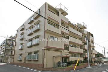 ロイヤル鹿山C棟の外観