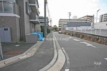 敷地西側の前面道路
