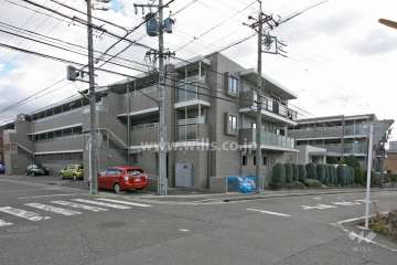 アベニュープレイスヴィークコート鹿山の外観(北西側から)
