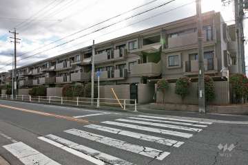 ライオンズヴィアーレ鹿山B棟の外観(北西側から)