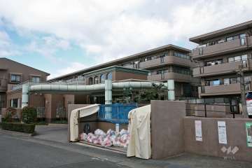 ライオンズヴィアーレ鹿山B棟の外観(南東側から)