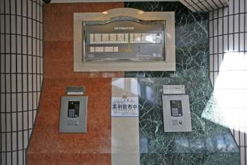 オートロックと案内板