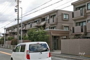 ライオンズヴィアーレ鹿山C棟の外観(北西側から)