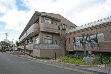 ライオンズヴィアーレ鹿山A棟の外観(東側から)