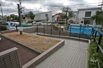 アプローチはスロープがあります。