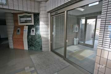 エントランスはオートロック付きです。