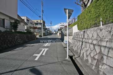敷地南側の前面道路(東側から)