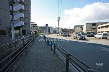 敷地西側の前面道路(北側から)