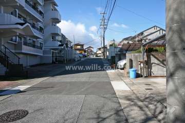 敷地北側の前面道路（東側から）