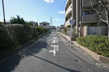 敷地東側の前面道路