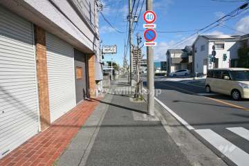 敷地東側の前面道路（南側から）