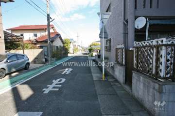 敷地西側の前面道路（南側から）
