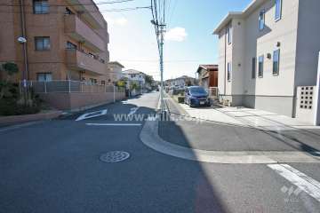 敷地西側の前面道路