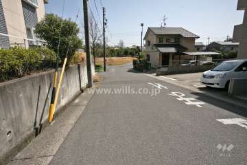 敷地北東側の前面道路(北西側から)