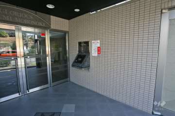 エントランスはオートロック付きです。