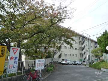 藤白台Ｄ団地Ｄ-33棟の外観（南東側から）