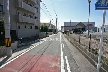 敷地北西側の前面道路(北東側から)