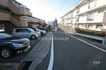 敷地北側の前面道路（東側から）