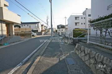 敷地東側の前面道路（北側から）