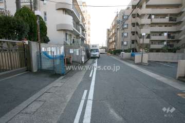 敷地西側の前面道路