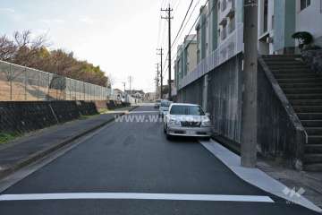敷地北側の前面道路(西側から)