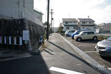 敷地西側の前面道路(北側から)