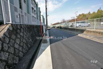 敷地北側の前面道路(東側から)(東側から)