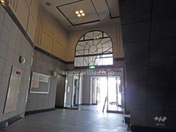 エントランスホールは二層吹き抜け