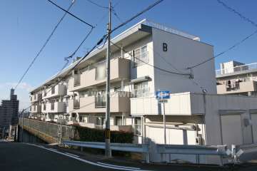 鳴海おお根住宅Ｂ棟の外観（南東側から）