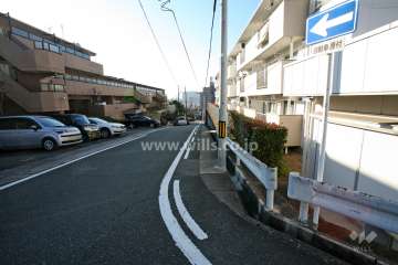 敷地南側の前面道路（東側から）