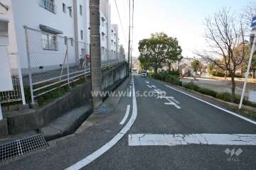 敷地北側の前面道路（東側から）