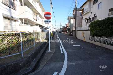 敷地南側側の前面道路（西側から）