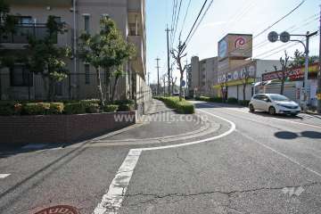 敷地南側の前面道路