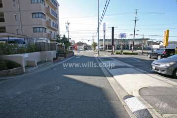 敷地西側の前面道路