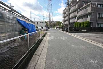 敷地南側の前面道路（東側から）