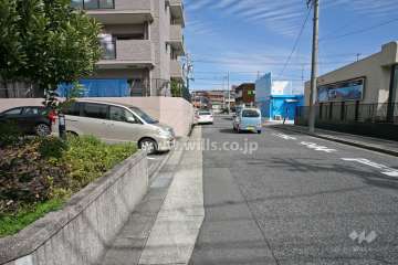 敷地東側の前面道路(南側から)