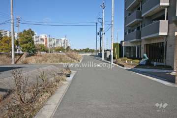 敷地西側の前面道路