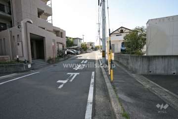 敷地北側の前面道路（東側から）