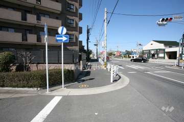 敷地北東側の前面道路